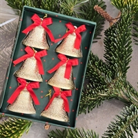 matguldfarvede-metal-juleklokker-gammel-juletræspynt-røde-sløjfer